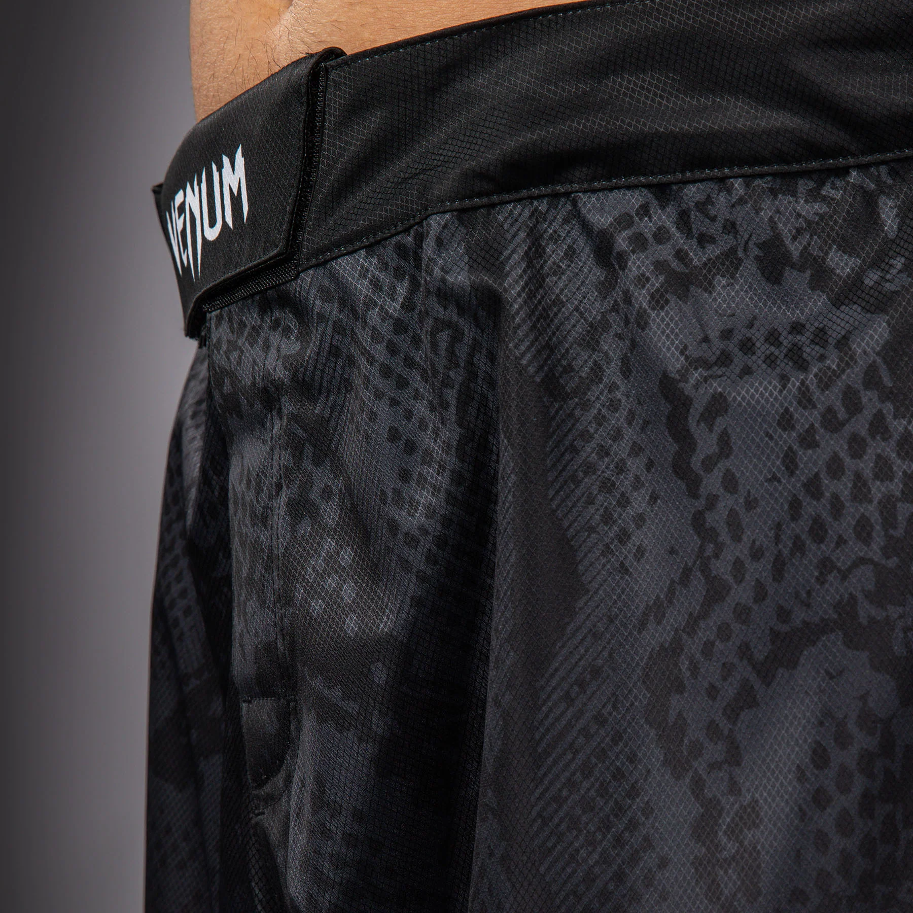 Venum Black Viper Fightshort - Black - Image 4