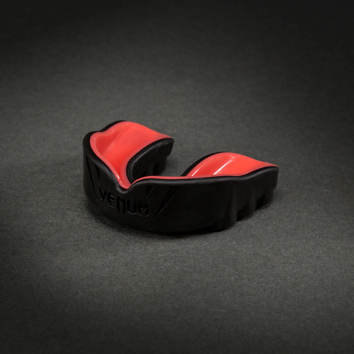Venum Challenger Mouthguard - Black/Corail - Image 2