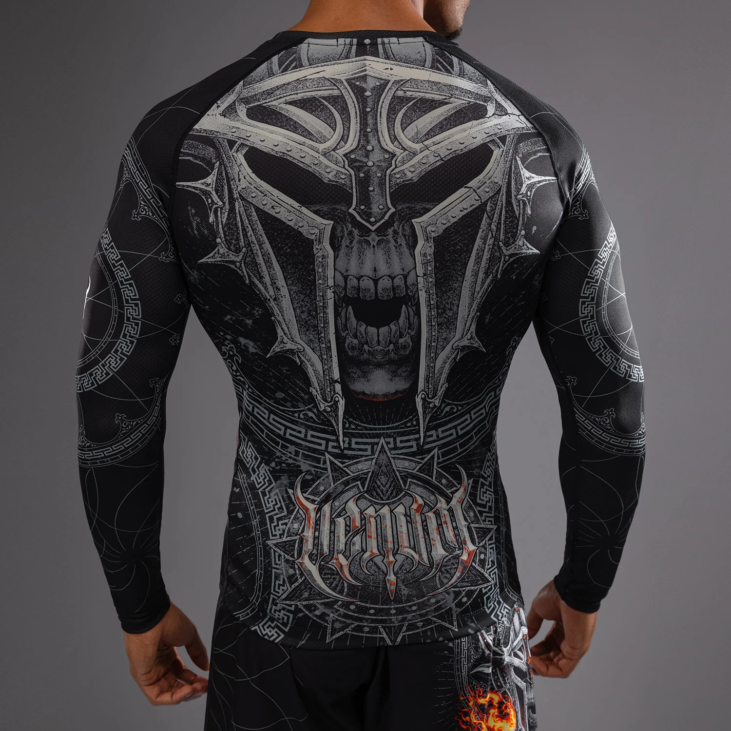 Venum Gladiator 5.0 Men's Long Sleeve Rashguard - Black/Silver - Image 7