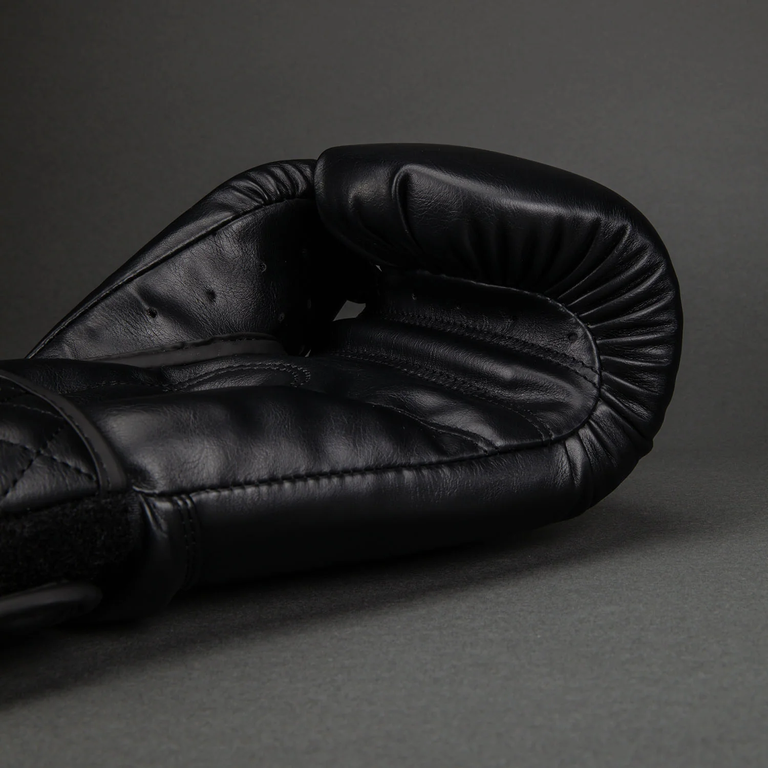Venum Impact Classic Boxing Gloves - Black - Image 3