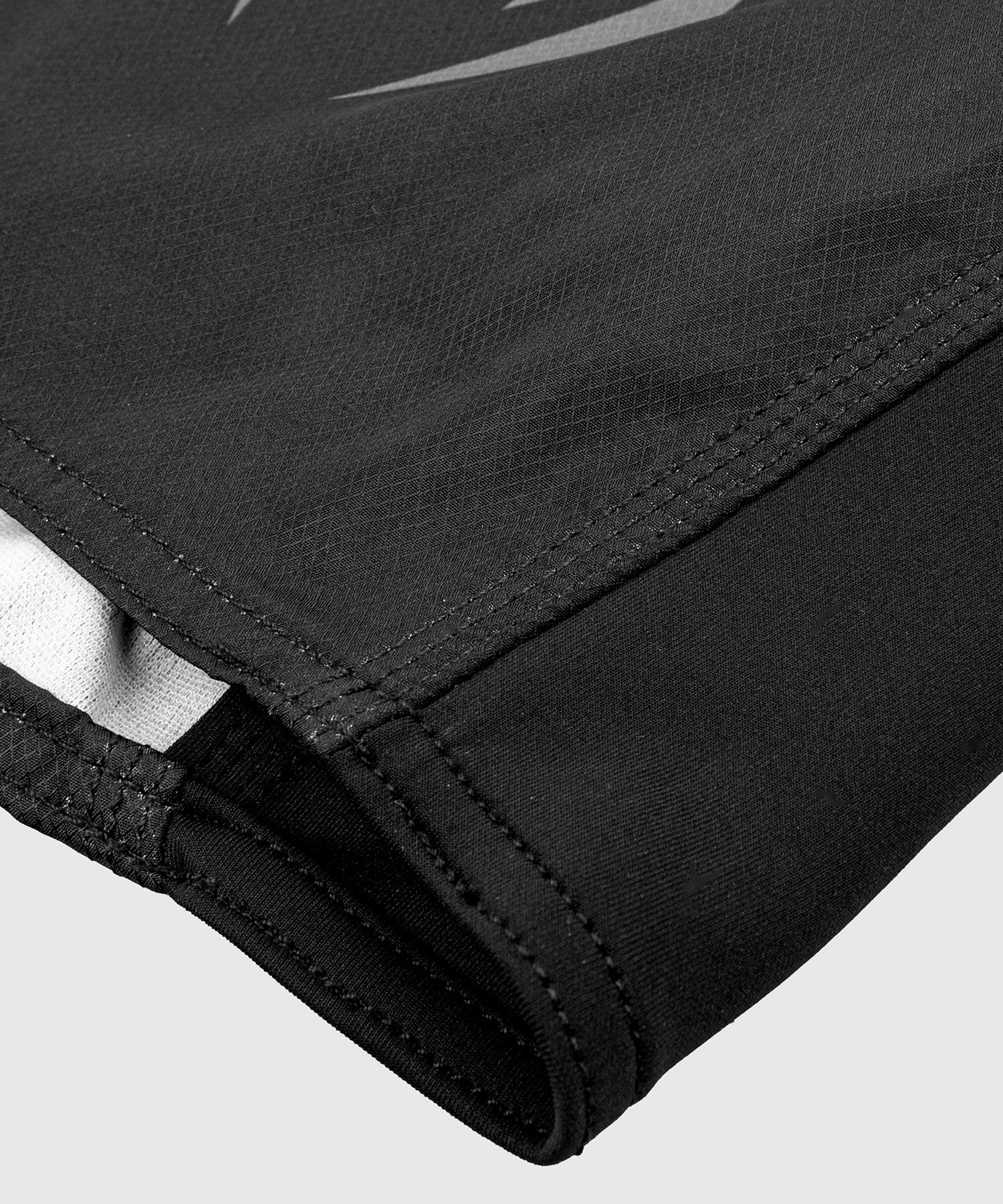 Venum Light 3.0 Fightshorts - Black/Gold - Image 7