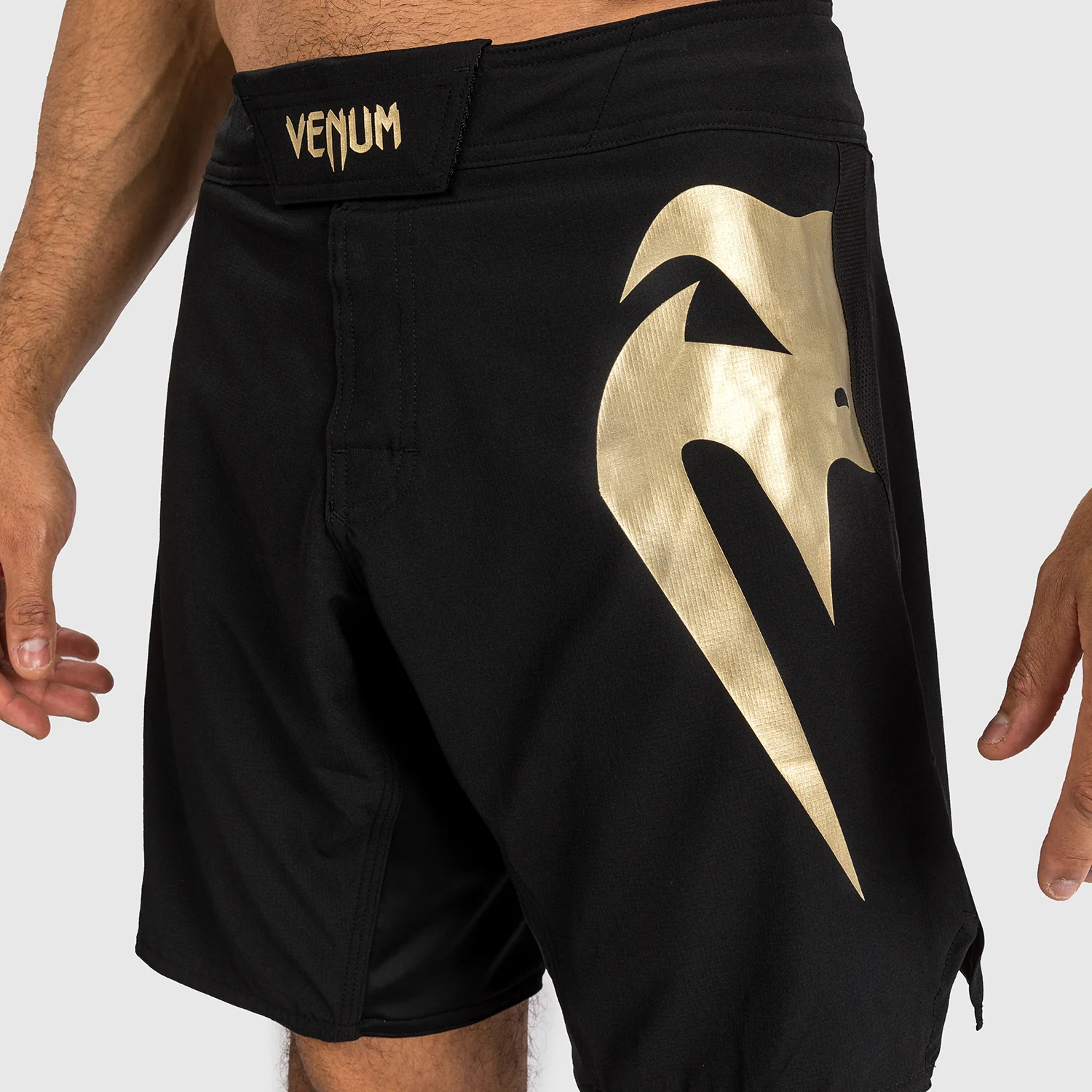 Venum Light 5.0 Fightshorts - Black/Gold - Image 6