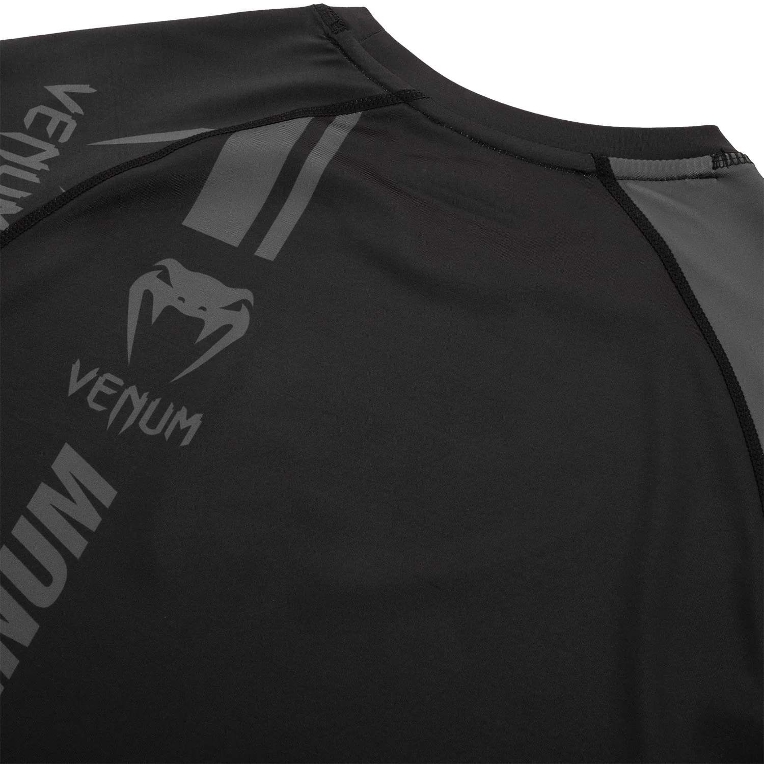 Venum Logos Rashguard - Short Sleeves - Black/Black - Image 7