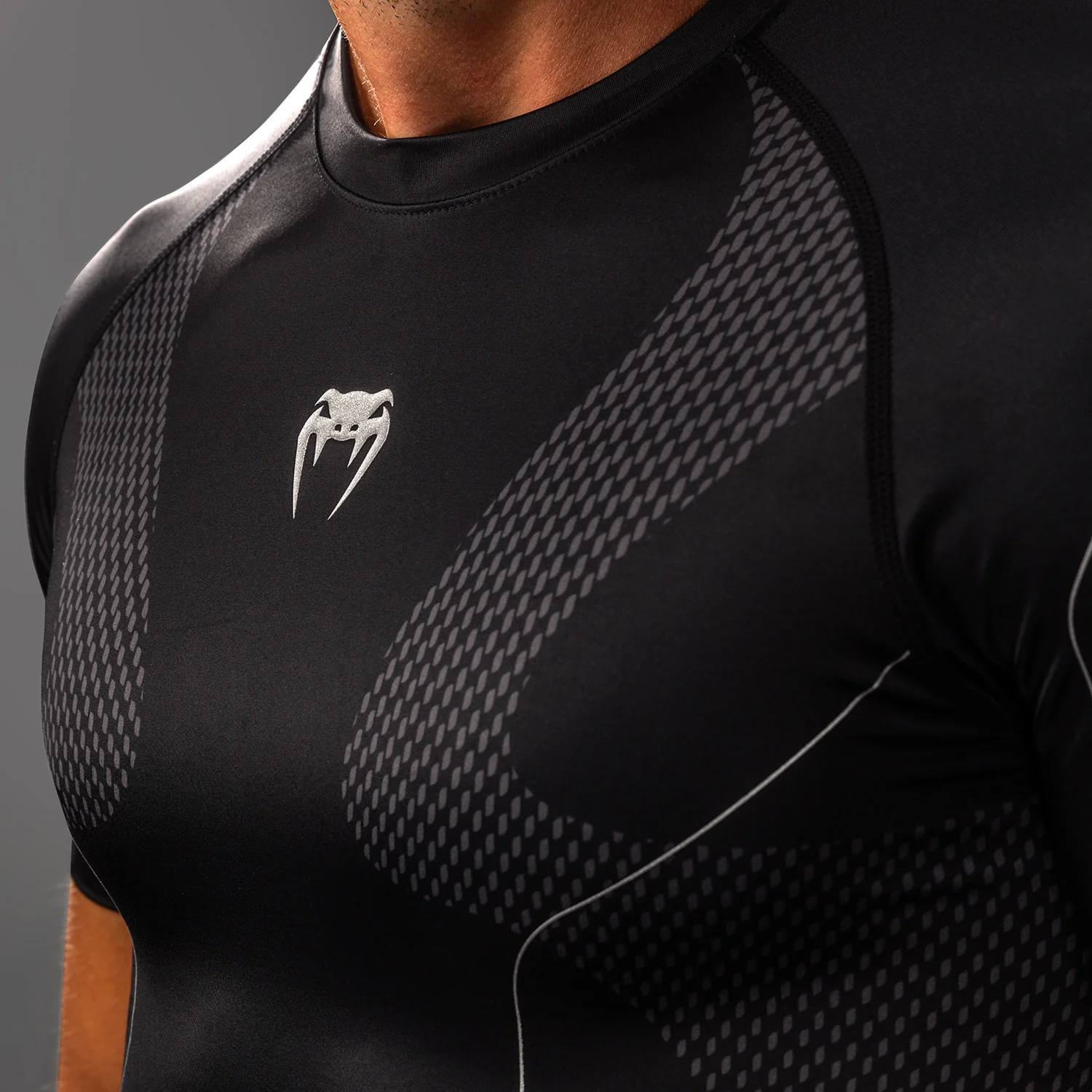 Venum Nexus Short Sleeve Rashguard - Black/Silver - Image 4
