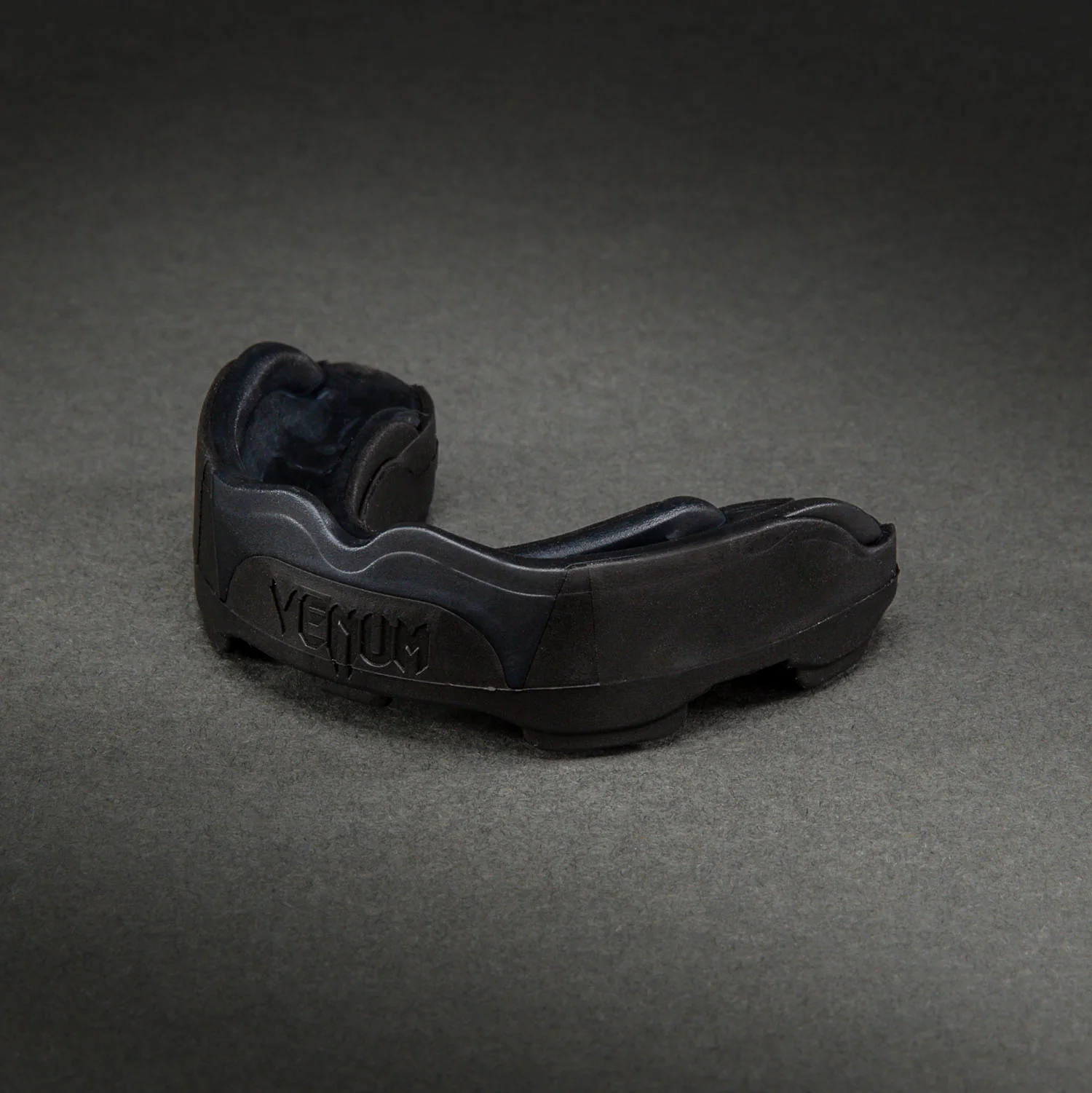 Venum Predator Mouthguard – Black/Black/Red - Image 2