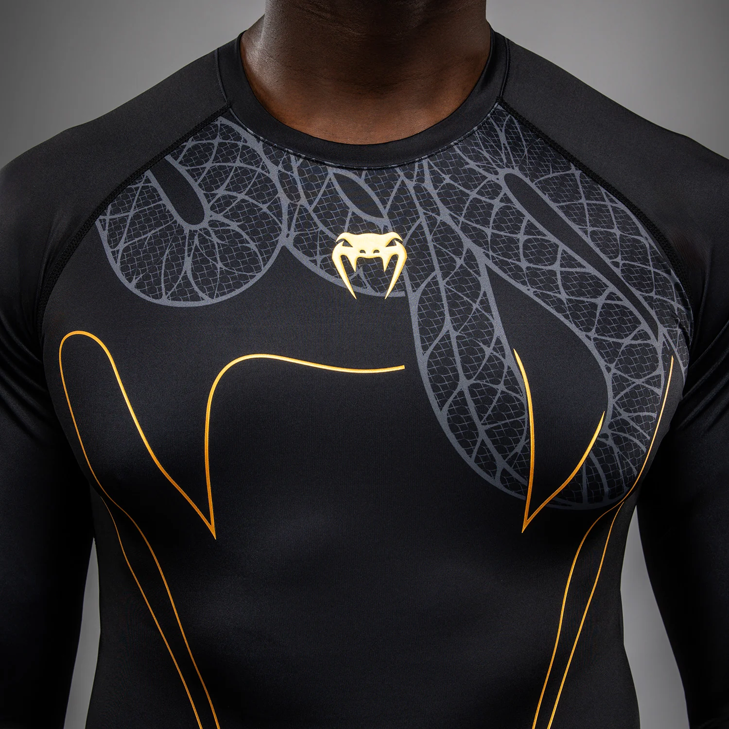 Venum Serpenti Long Sleeve Rashguard - Black/Silver/Gold - Image 5