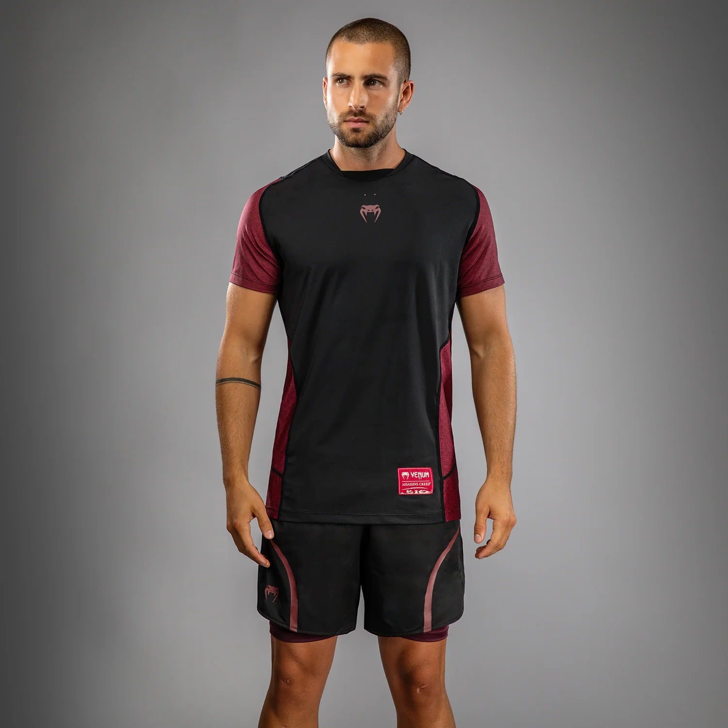 Venum x Assassin’s Creed Shadows Men’s Dry-Tech T-Shirt - Burgundy/Black