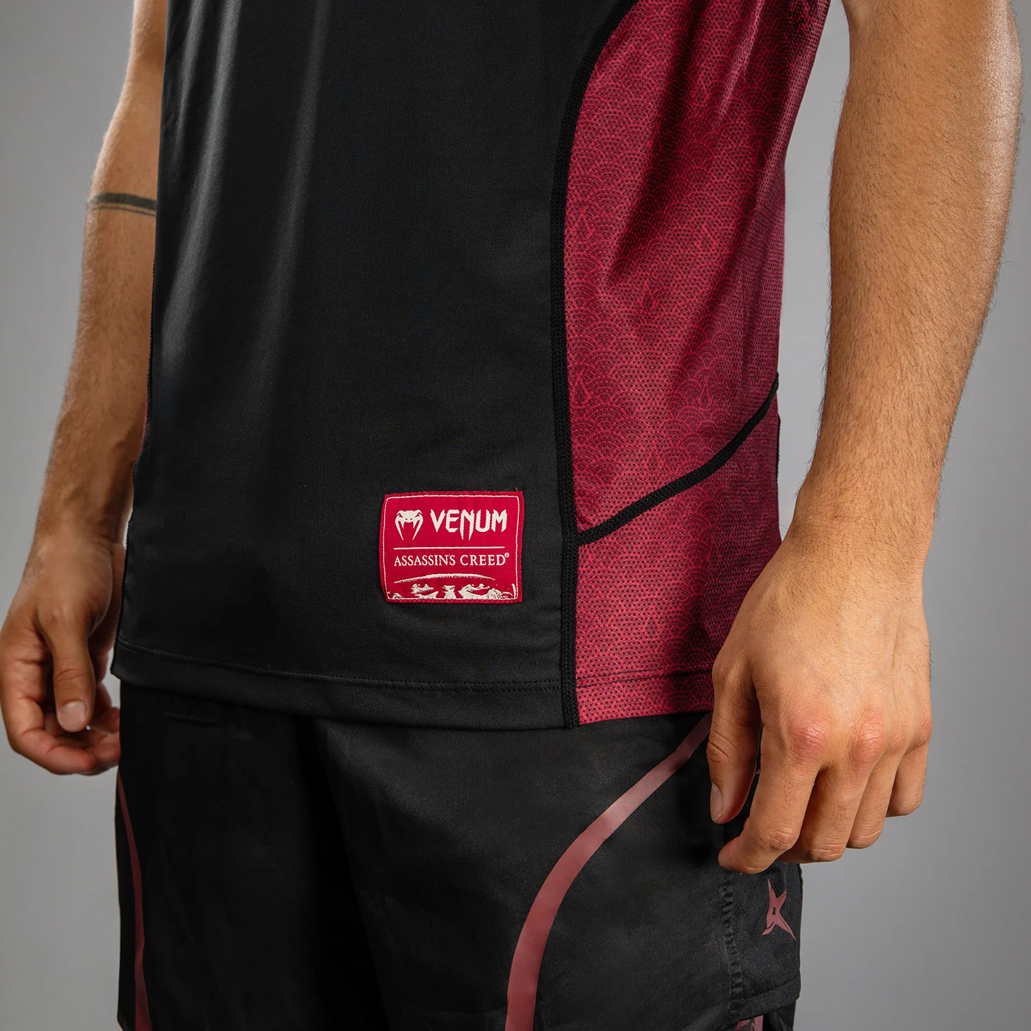 Venum x Assassin’s Creed Shadows Men’s Dry-Tech T-Shirt - Burgundy/Black - Image 6