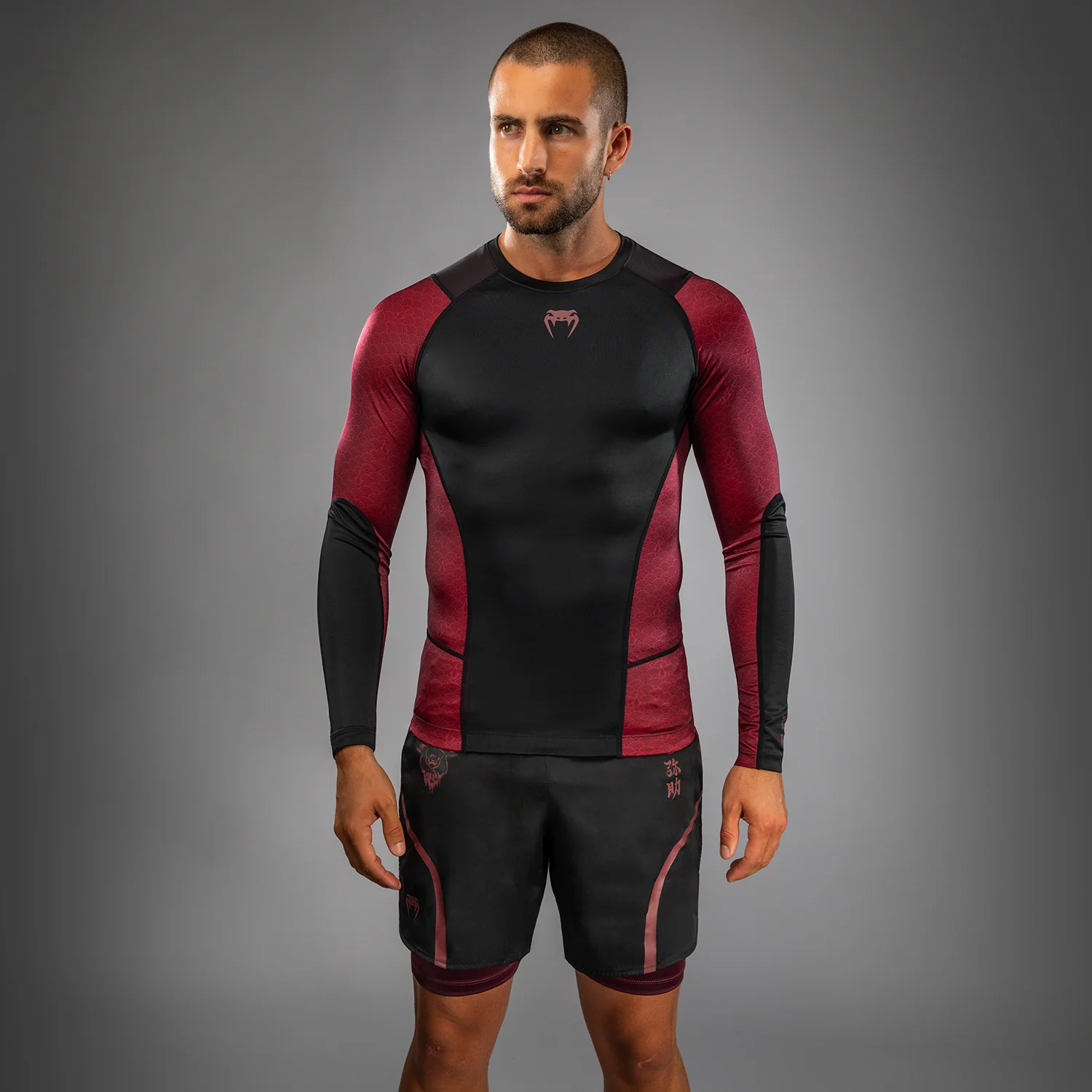 Venum x Assassin’s Creed Shadows Men’s Long Sleeve Rashguard - Burgundy/Black - Image 2