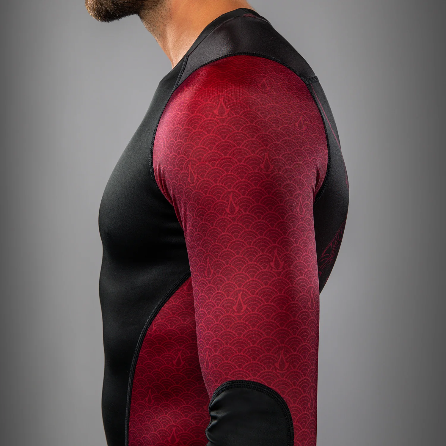 Venum x Assassin’s Creed Shadows Men’s Long Sleeve Rashguard - Burgundy/Black - Image 7