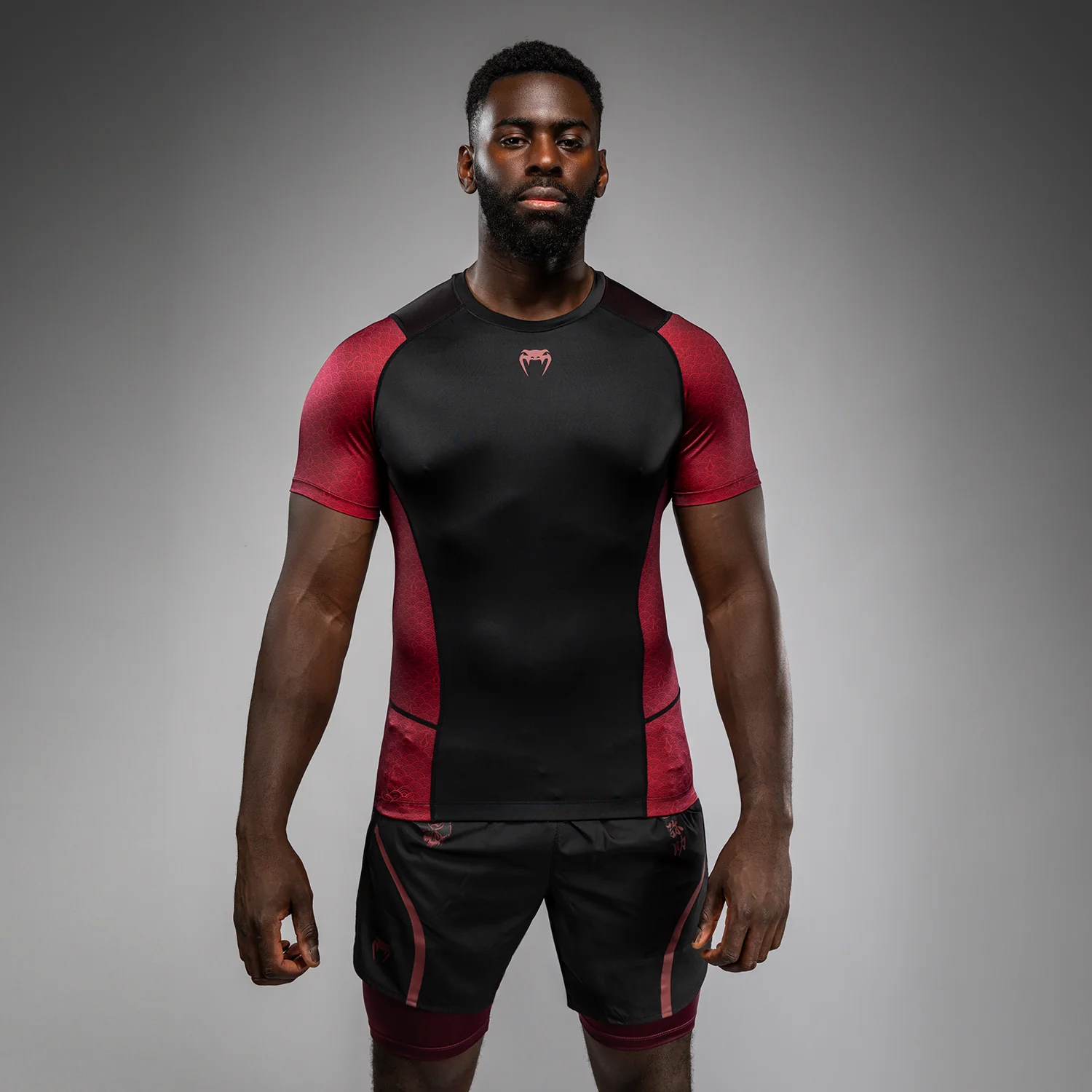Venum x Assassin’s Creed Shadows Men’s Short Sleeve Rashguard - Burgundy/Black - Image 2