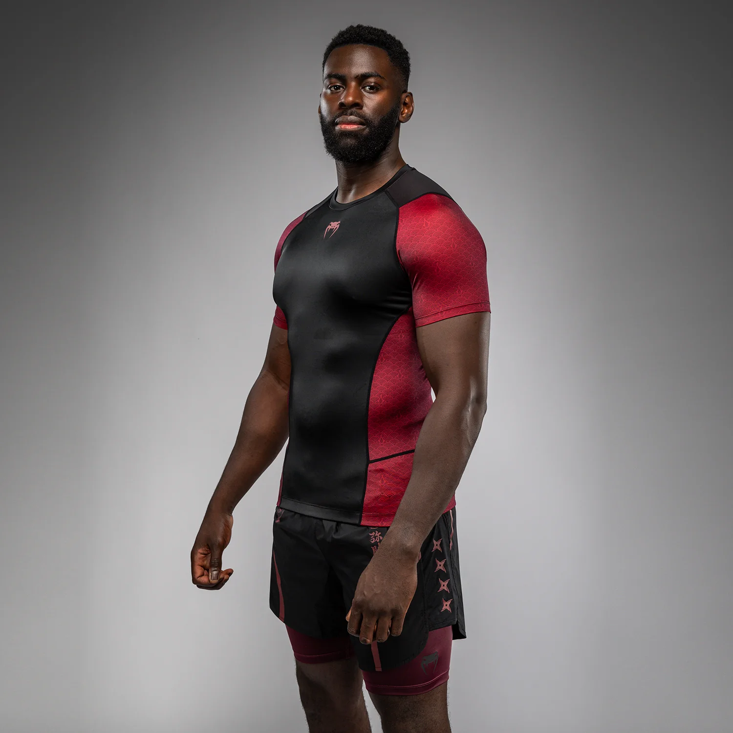Venum x Assassin’s Creed Shadows Men’s Short Sleeve Rashguard - Burgundy/Black - Image 3