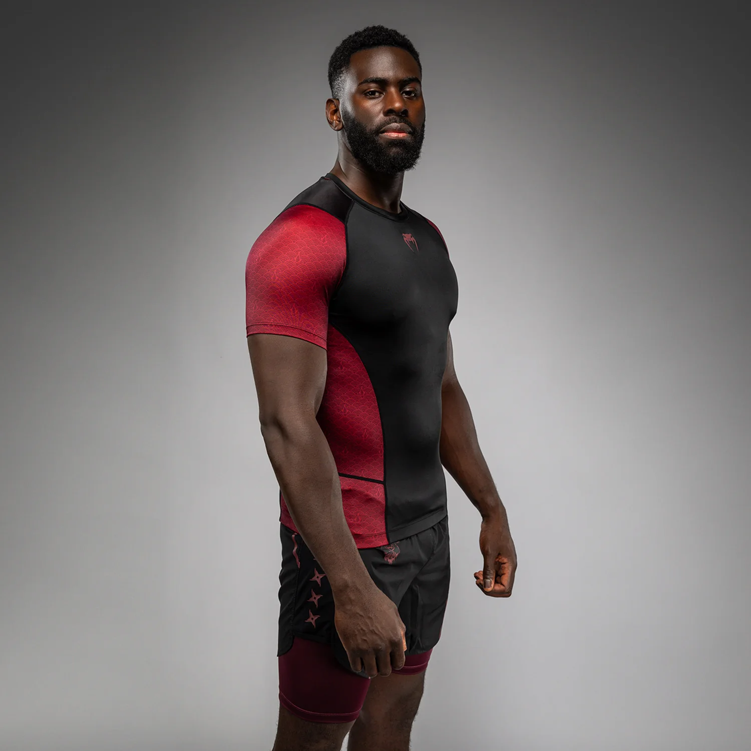 Venum x Assassin’s Creed Shadows Men’s Short Sleeve Rashguard - Burgundy/Black - Image 4