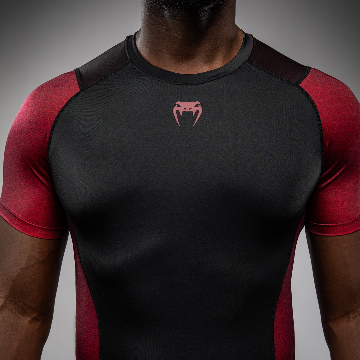 Venum x Assassin’s Creed Shadows Men’s Short Sleeve Rashguard - Burgundy/Black - Image 5
