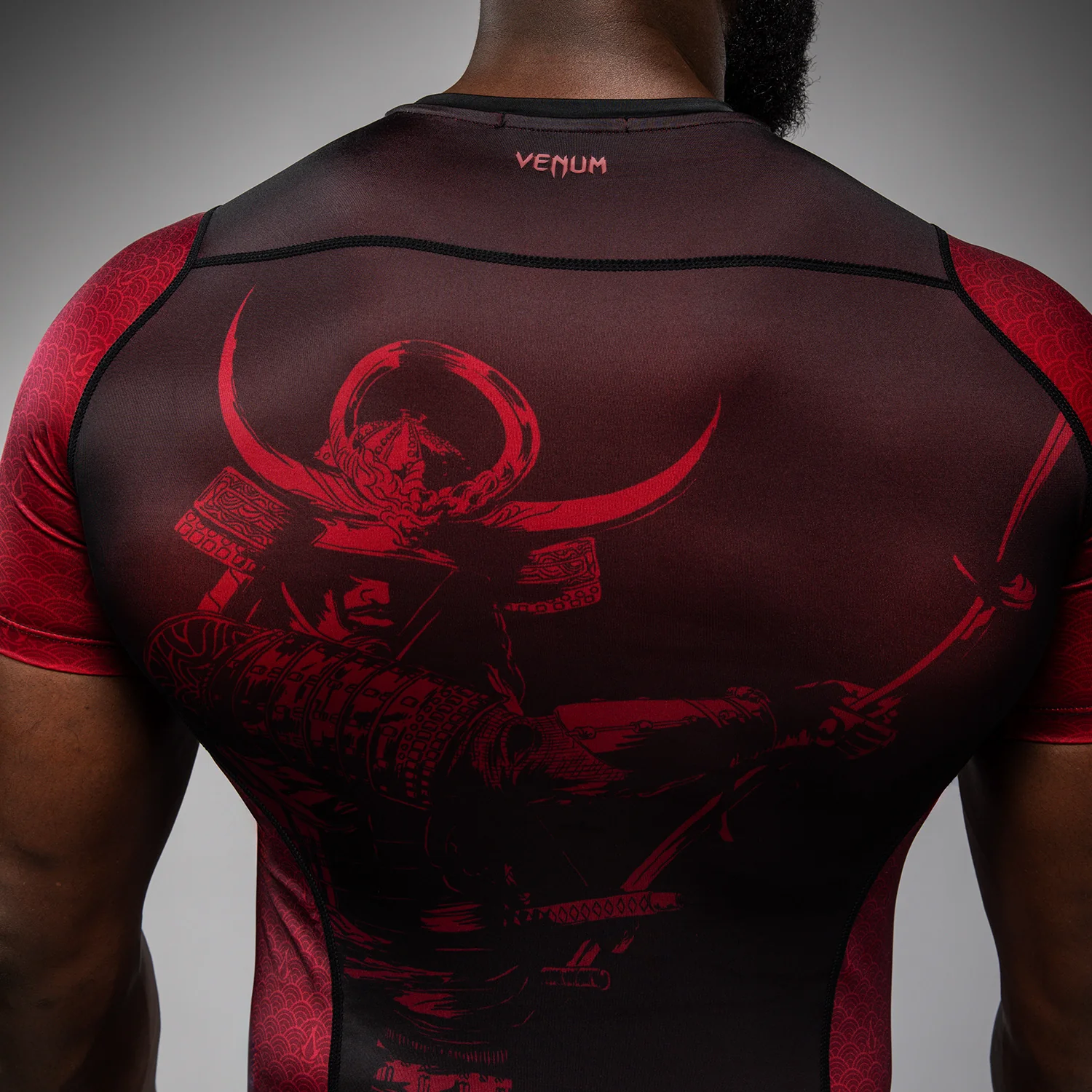 Venum x Assassin’s Creed Shadows Men’s Short Sleeve Rashguard - Burgundy/Black - Image 6