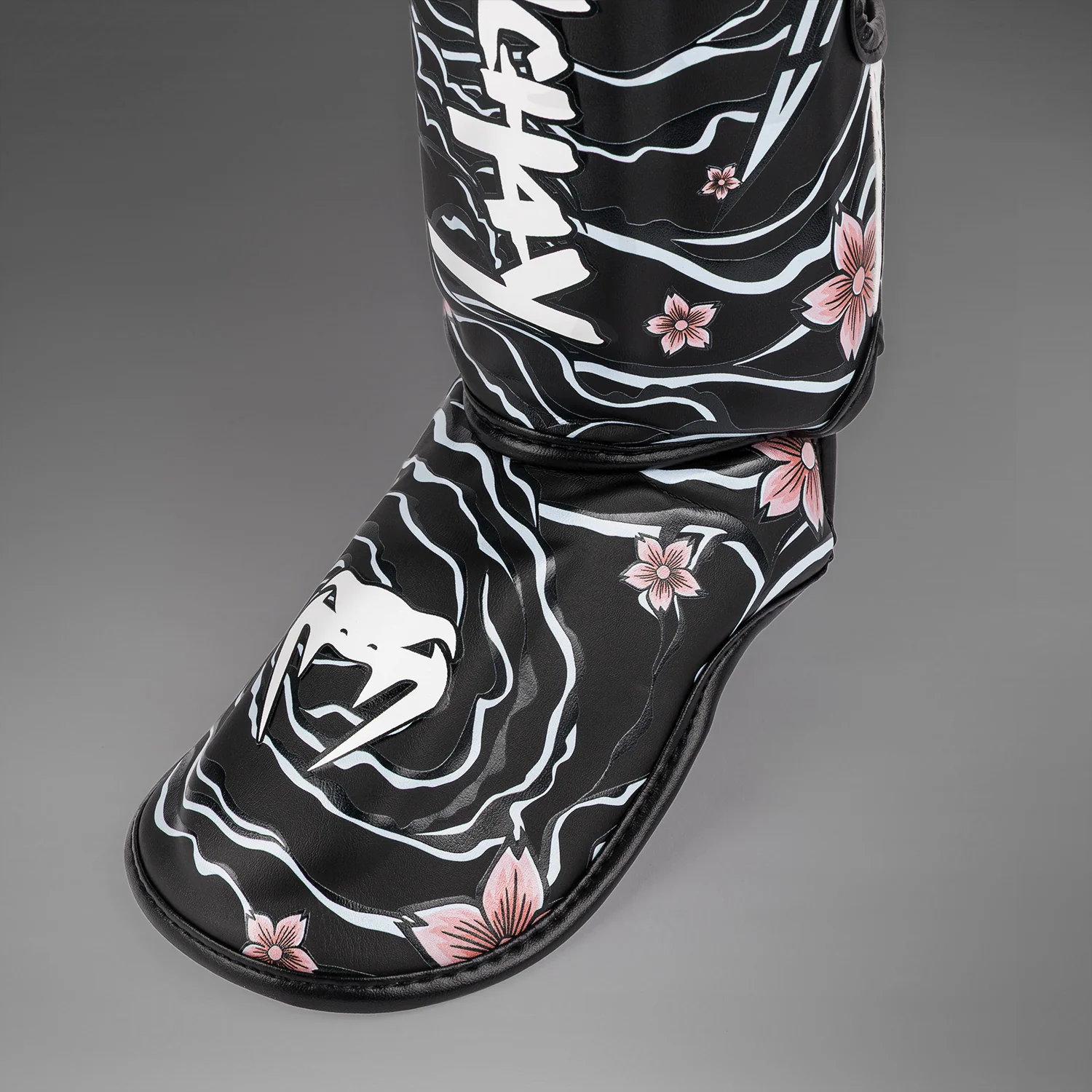 Venum x Tawanchay Shinguards Black/White - Image 3