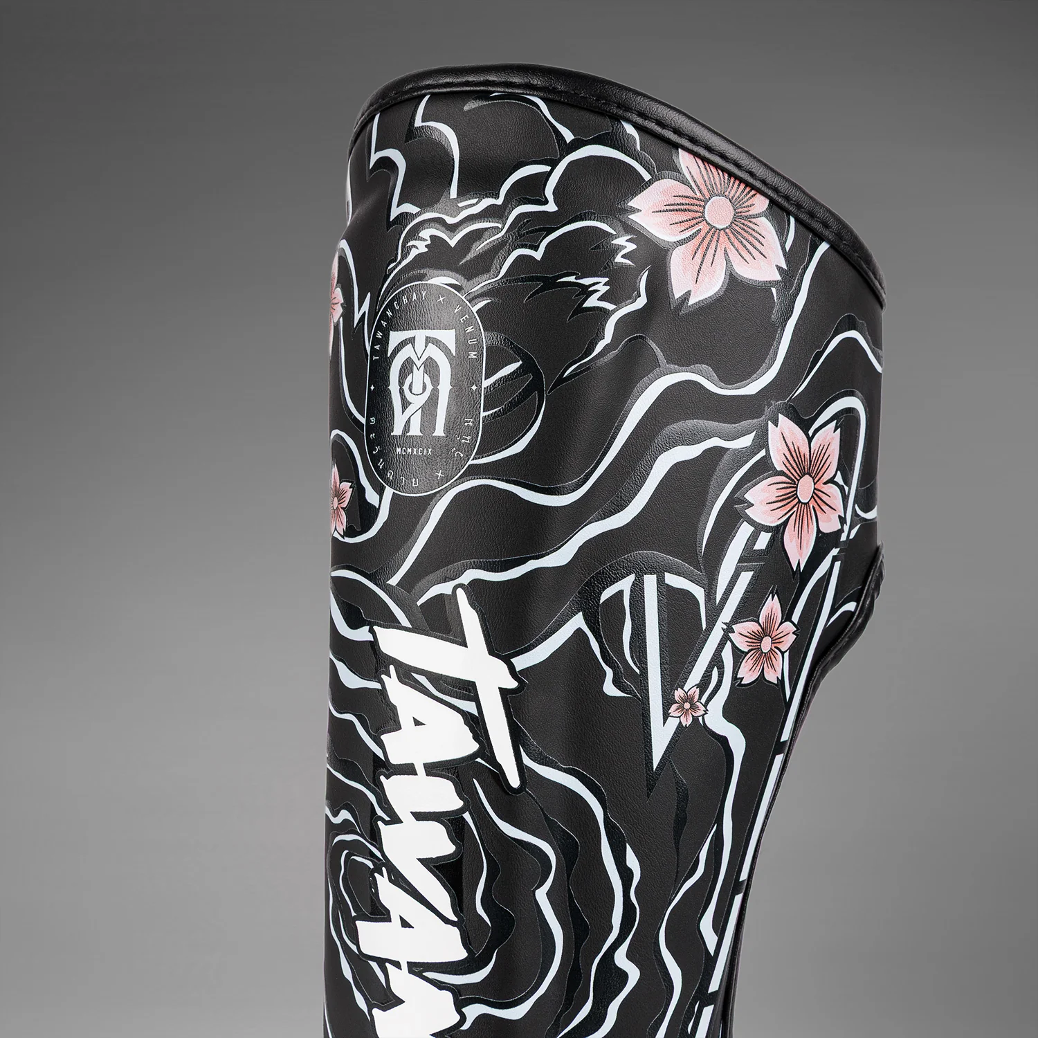 Venum x Tawanchay Shinguards Black/White - Image 4