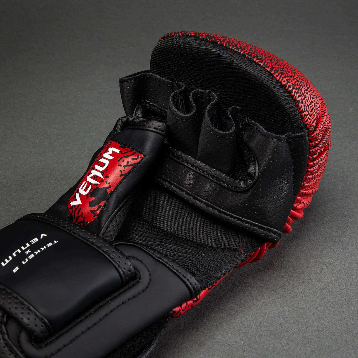 Venum x TEKKEN 8 Sparring Gloves - Kazuya - Red/Black - Image 3